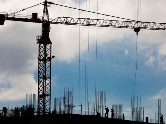 construcao-civil-vive-cenario-misto:-emprego-brilha,-mas-juros-altos-e-custos-de-materiais-acendem-alerta
